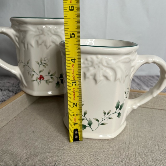 Pfaltzgraff, Set of 2 Winterberry Pattern, Sculpted Mugs, 16 oz, Stoneware - Picture 13 of 16